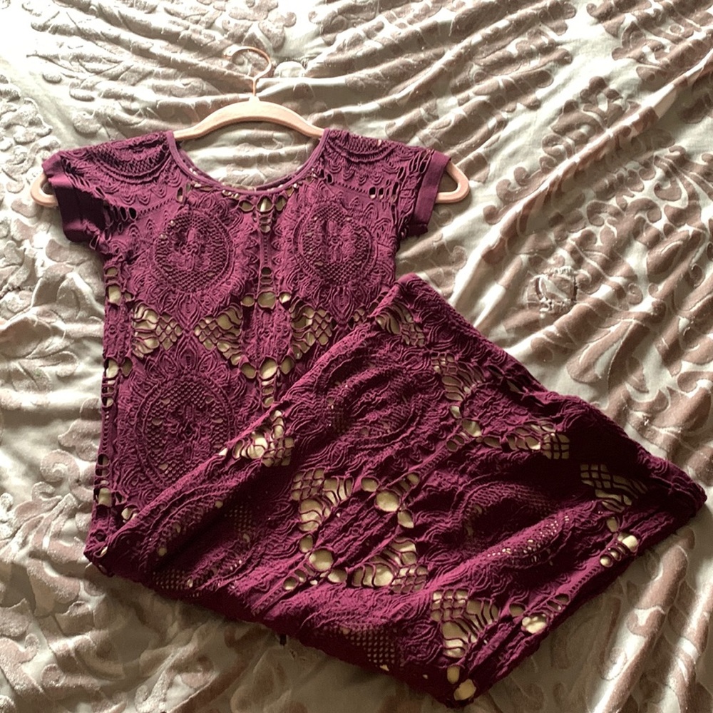 Body conforming dress in maroon